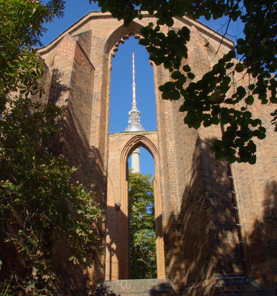 Berliner Fernsehturm durchs Klosterfenster betrachtet