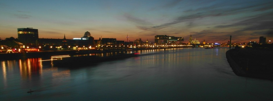 Köln - Rheinauhafen in der Dämmerung